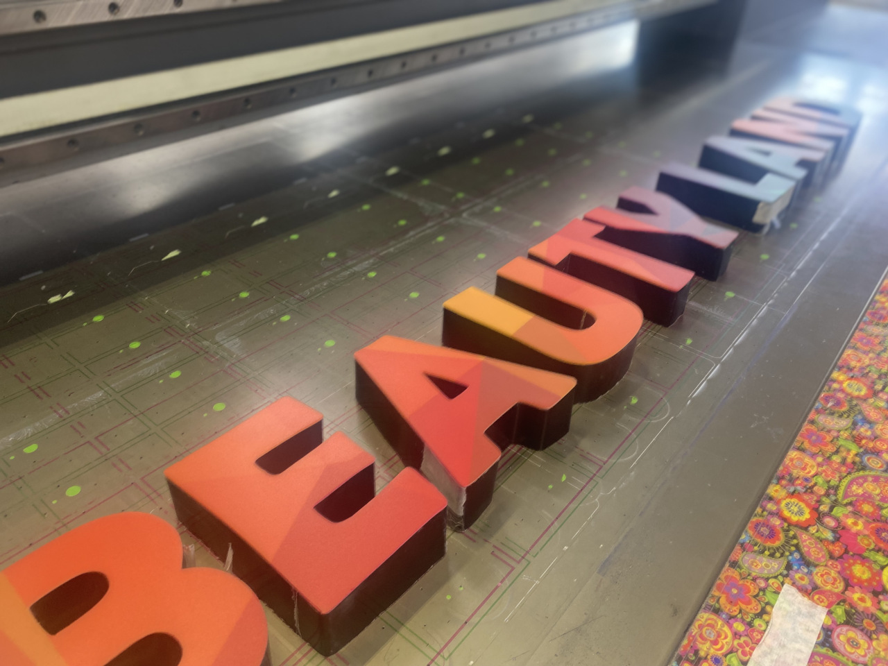 Производство световых букв в типографии